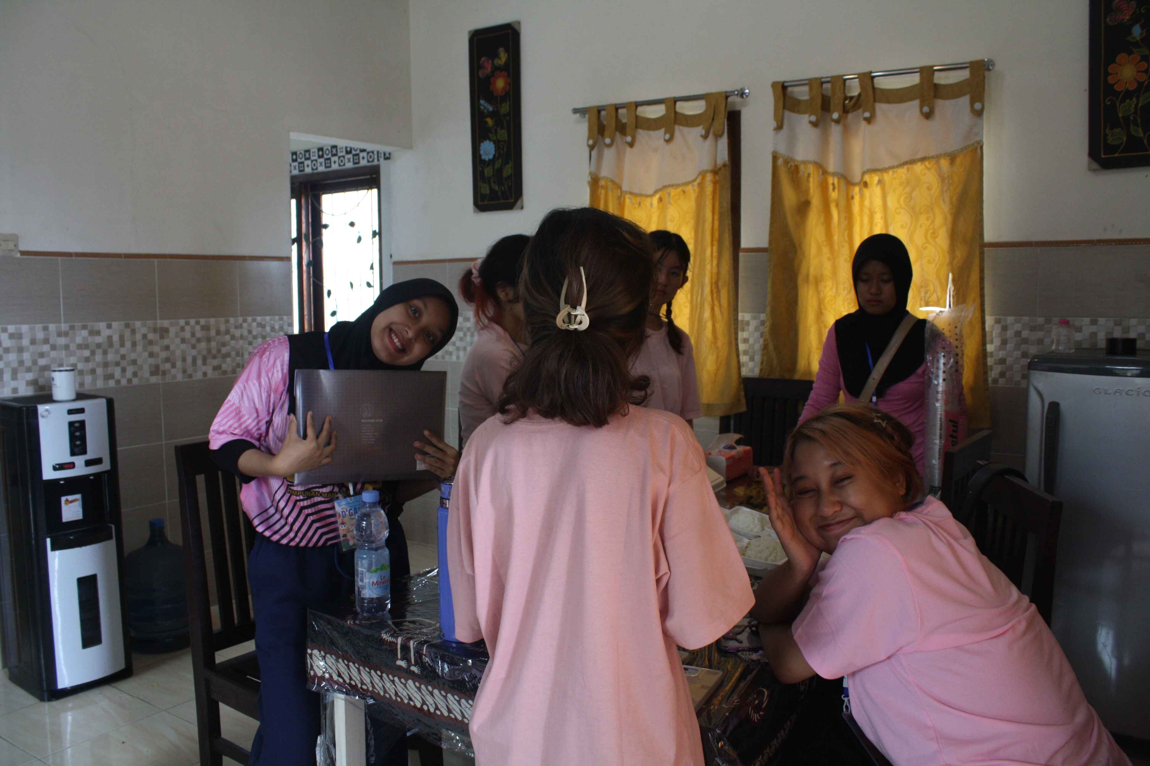 Panitia Mempersiapkan Makan Siang